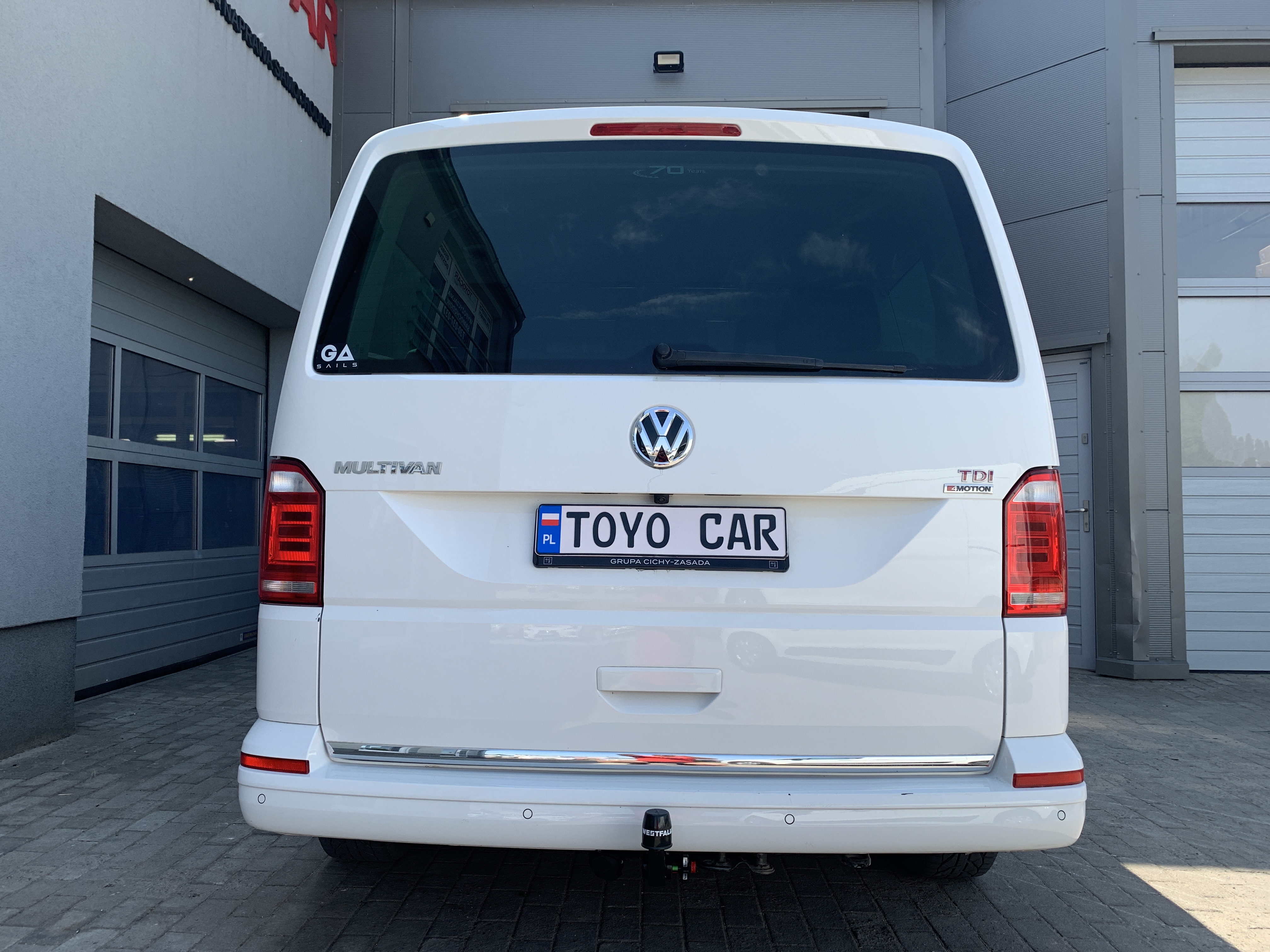 321651600001 hak holowniczy na zdjeciu zamontowany w samochodzie vw multivan t6.1 